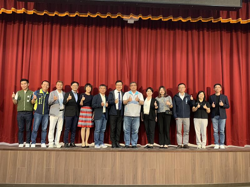 教育處林立生處長與六校校長、家長會長、音樂後援會合影,齊聚共襄「2025共鳴」音樂盛會。