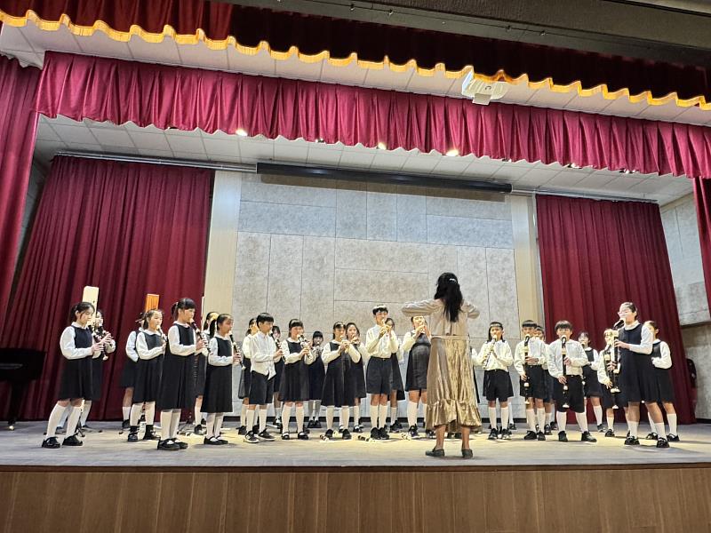 載熙國小直笛團以純熟的吹奏技巧展現出孩子們勤練成果，演出清新動人。