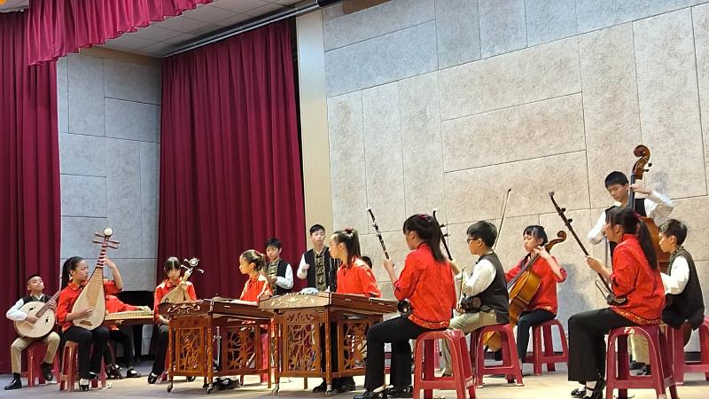水源國小國樂團悠揚的絲竹樂聲迴盪全場,展現連年特優的演出實力。
