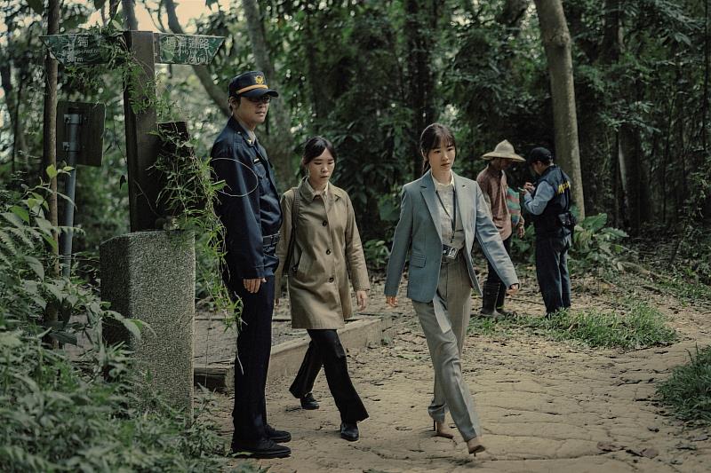 《The Outlaw Doctor 化外之醫》劇照-蘭潭後山步道（圖片提供：公視、中華電信、瀚草文創）