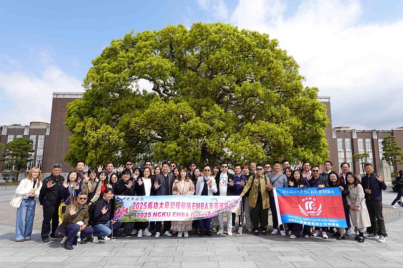 2025 年 4 月成大 EMBA 學員前往日本關西地區展開為期 6 天的海外教學。日本京都大學經營管理學院 Michelle I.C. Yang 副教授(中)主講「傳統與現代價值」