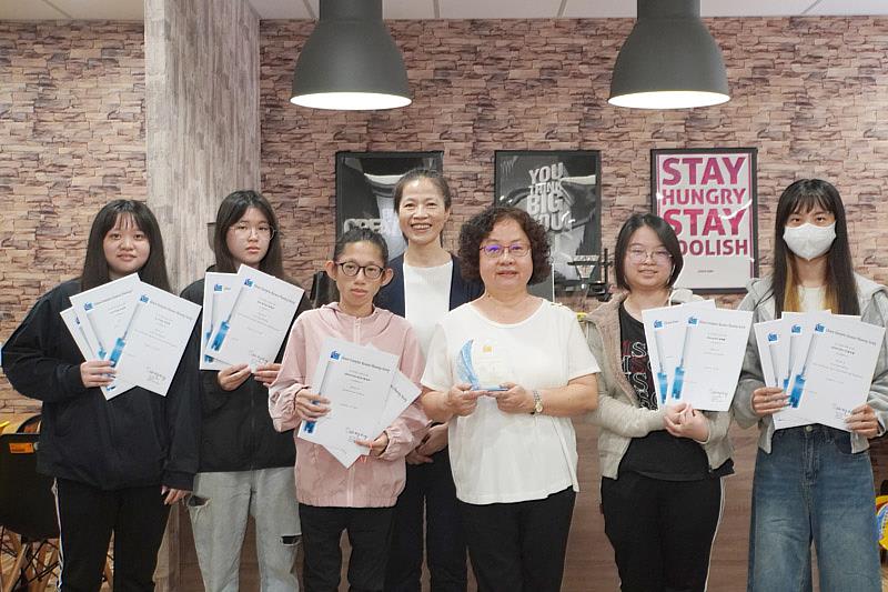 大葉大學企管系透過課程輔導學生考取E化領域證照