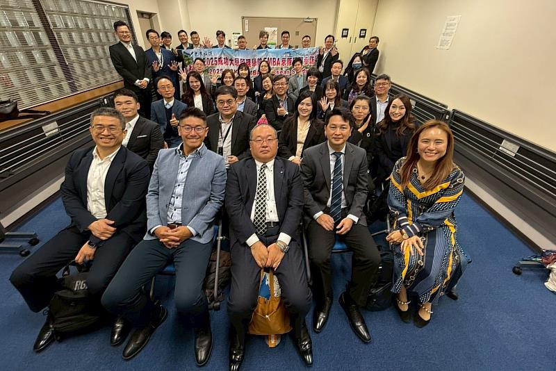 此行成大 EMBA 學員共參訪五大企業,首站由京都府代表山本先生(前排中)說明府內促進地方產業創新的政策
