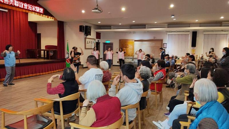 朱麗葉老師帶領健康操、互動遊戲等活動