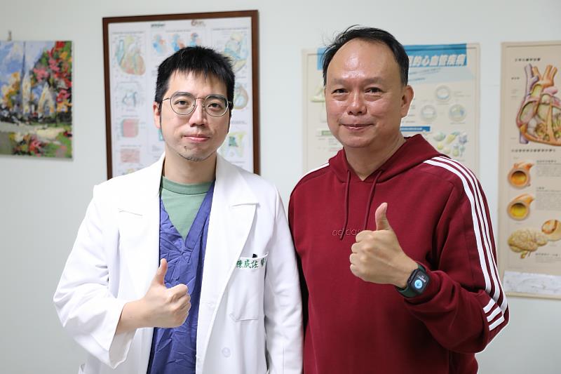 術後10天回診,黃郅達(右)表示,心臟完全沒有亂跳,身體感覺很輕鬆,就連血氧都變好了,很感謝花蓮慈院內科團隊與心臟內科陳威佐醫師(左)。