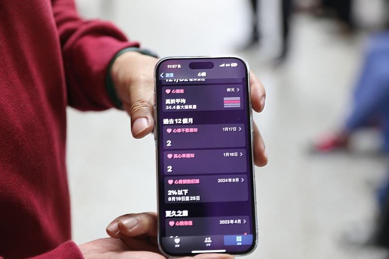 黃郅達藉由認證的Apple watch智慧手錶心臟健康監測功能,常常提醒他有心律不整的狀況。