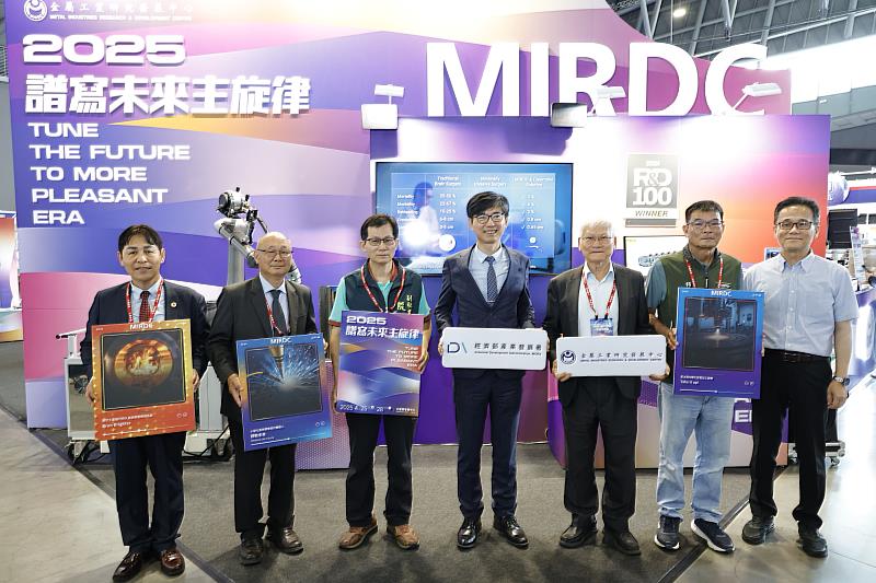 2025台南自動化機械暨智慧製造展，由經濟部產發署邱求慧署長(左4)、臺南市政府殷世熙副秘書長(左3)率貴賓等參訪金屬中心展場，由金屬中心林仁益董事長(右3)接待，共同合影留念。