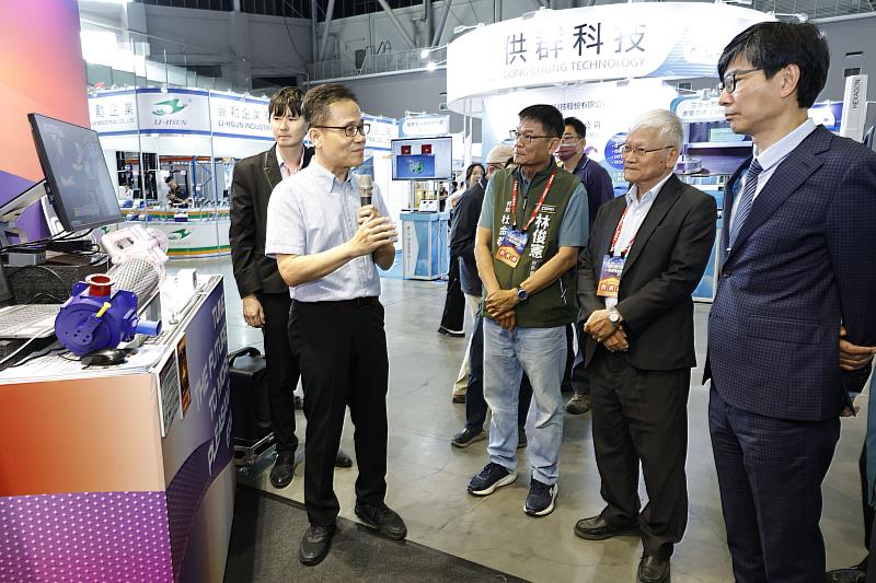 2025台南自動化機械暨智慧製造展，由經濟部產發署邱求慧署長(右1)率貴賓等巡禮，由金屬中心林仁益董事長(右2)接待，共同聽取金屬中心榮獲R&D100等國際創新獲獎技術講解。