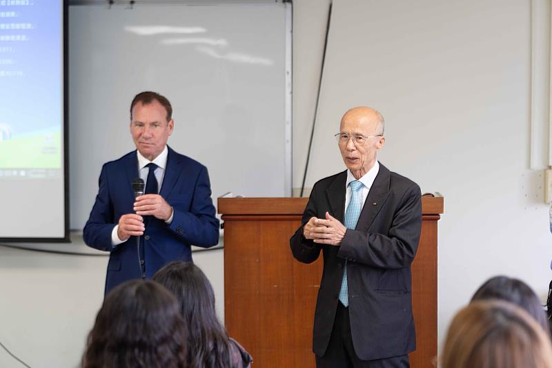 法國名譽國會議員俞諾（Michel Hunault，左）與前駐法大使、淡江校友呂慶龍回復法文系學生提問。（圖／淡江大學提供）