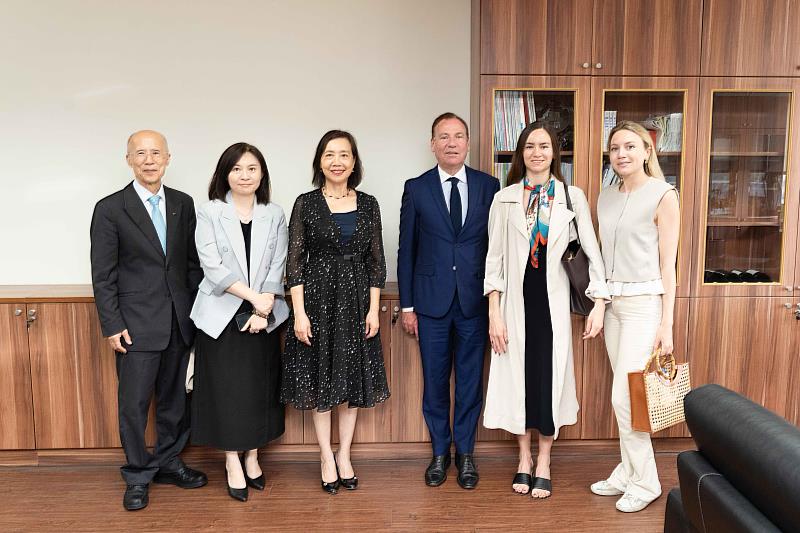法國名譽國會議員俞諾（Michel Hunault，右3）由淡江大學第15屆金鷹獎得主、前駐法特派大使呂慶龍（左起）、外語學院院長林怡弟陪同，拜訪國際事務副校長陳小雀。（圖／淡江大學提供）