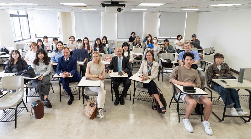 法國名譽國會議員俞諾（Michel Hunault）、淡江大學第15屆金鷹獎得主，前駐法特派大使呂慶龍與法文系學生合影。（圖／淡江大學提供）