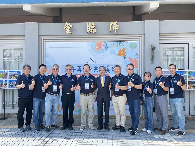 校友總會闕玖榮理事長（左五）、董事會曾鴻鍊執行董事（左四）、唐彥博校長（右六）及理監事們出席共襄盛舉。
