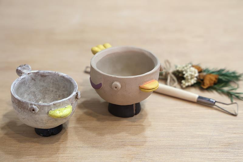 「陶時光-鶯歌漫步」陶藝家李善愔帶領學員手作「鳥杯杯」。