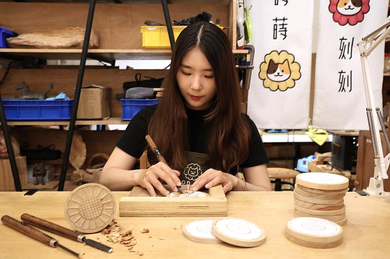 「藝時光-三峽漫步」走讀街區外,製作木雕杯墊,體驗古老工藝的獨特魅力。