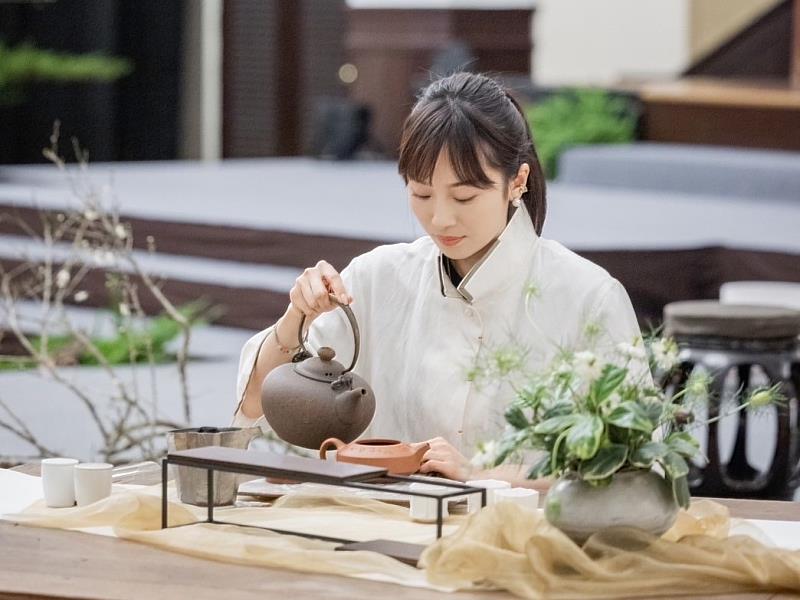 「茶席展演」邀請翁莉芸等5位茶藝師設席，引領觀眾欣賞泡茶工序與品茗。