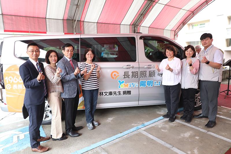 0_與交通車合照
