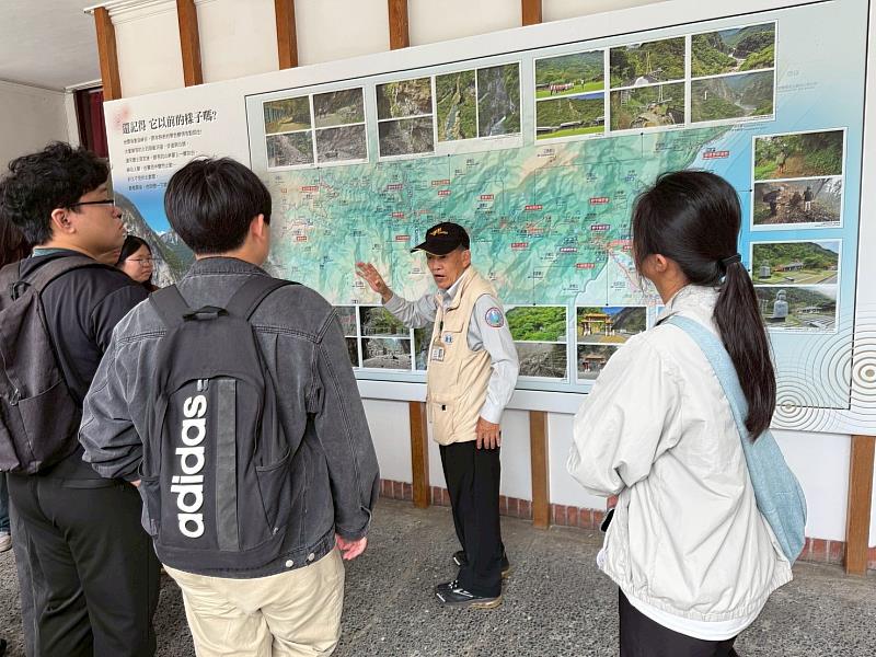 李超運老師解說太魯閣國家公園地貌及高山景觀。