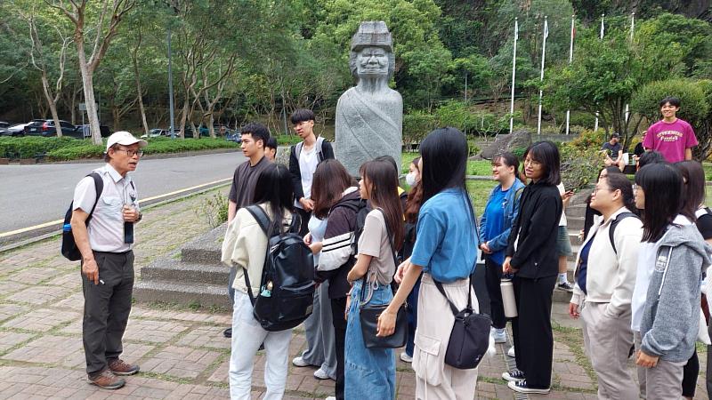 莊鑑吾老師解說太魯閣國家公園之人文景觀及太魯閣族原住民生動的歷史。
