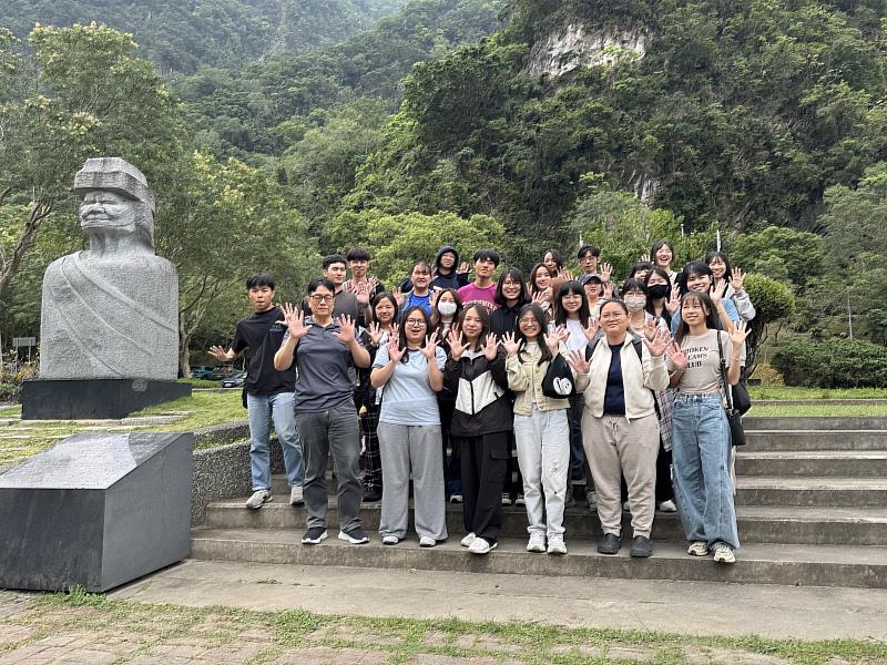 東華大學觀遊系師生在太魯閣國家公園合照。