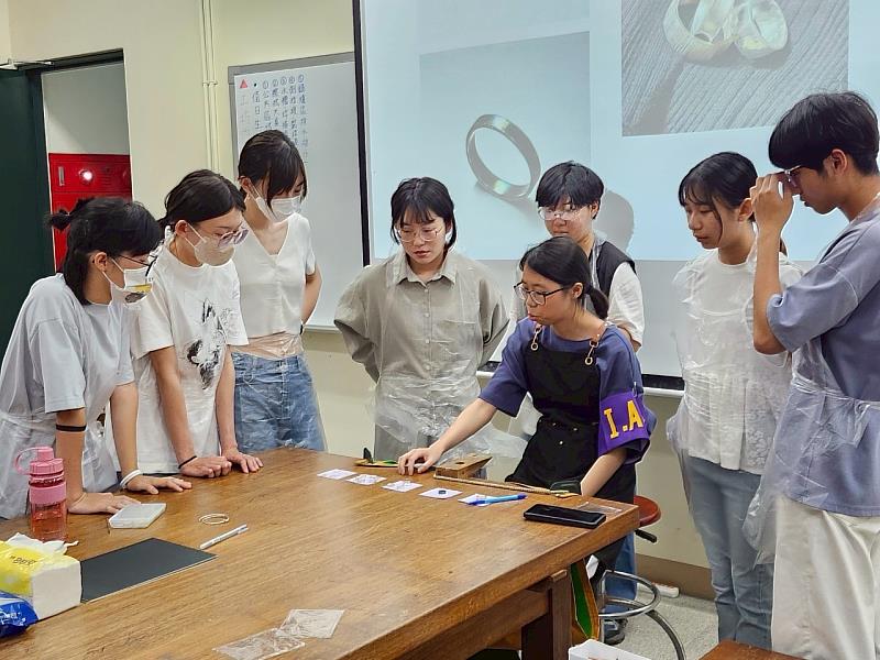 金工講師教學介紹銀料、戒指等操作技巧。
