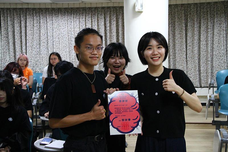 視傳系系學頒發感謝狀給設計師木木(右)