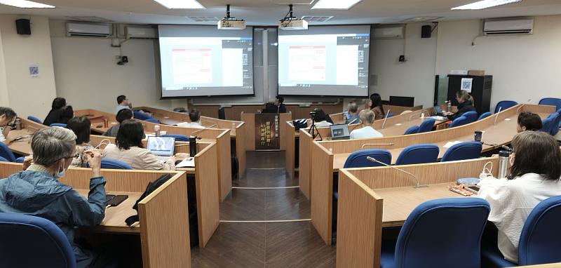 分五組討論AI時代圖書館管理的各個面向。