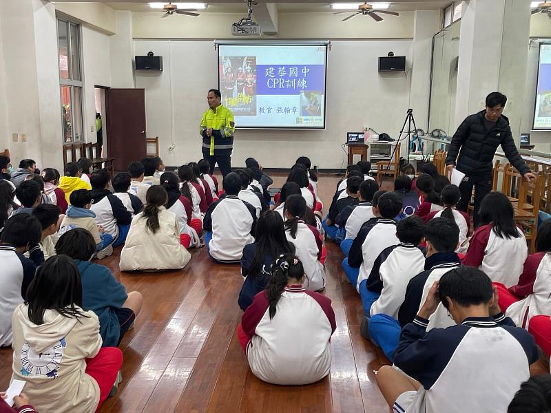 新竹市消防局全面辦理國中生8年級學生CPR認證活動，讓同學對於急救觀念產生濃厚的興趣。