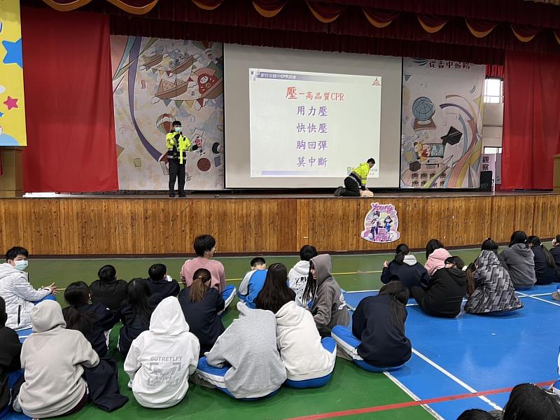 新竹市消防局全面辦理國中生8年級學生CPR認證活動，讓同學對於急救觀念產生濃厚的興趣。