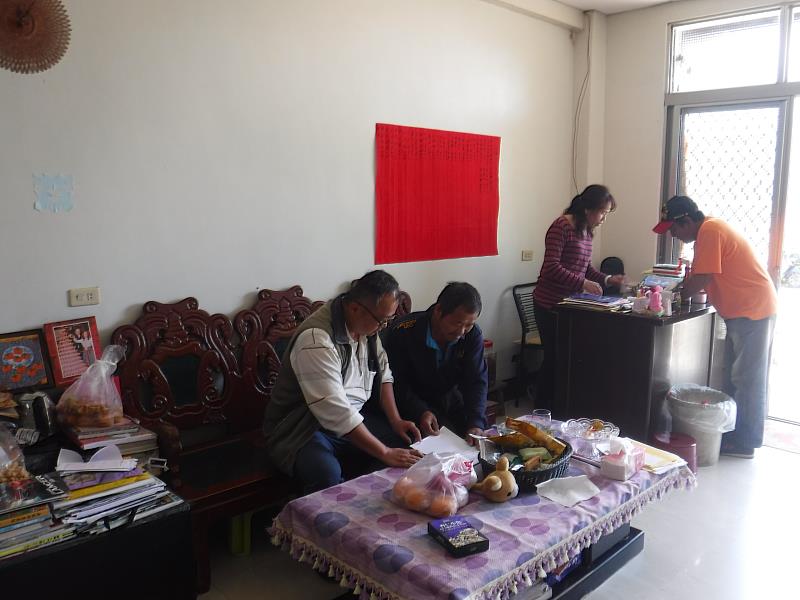 技術士陳永瑞(左1)協助承租人辦理林地租約事宜