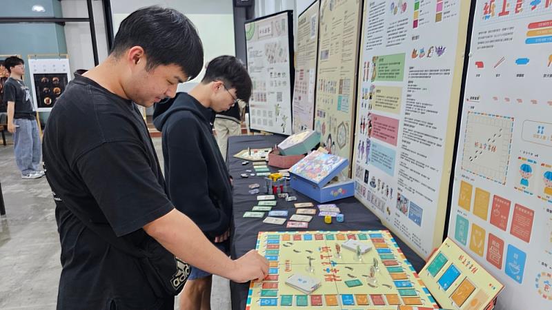 3同學對謝修璟老師「來趣斗六玩！」的桌遊感到濃烈興趣
