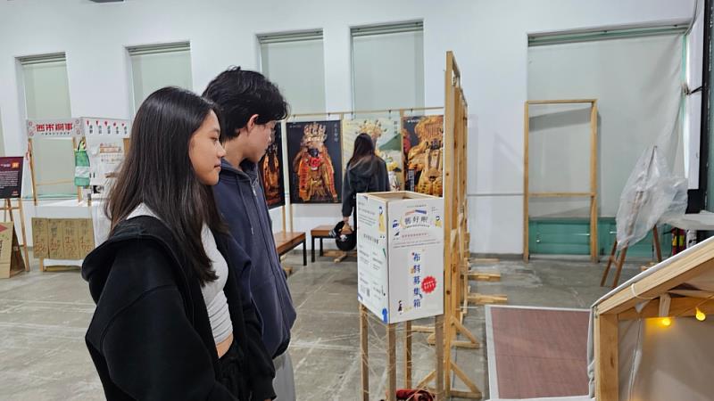 4同學觀看張岑瑤老師「舊好眠」展覽，從百家被連結到斗六各家庭、社區的記憶與情感.