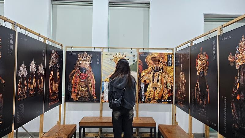5同學觀看謝瑞隆老師「斗六舊城神級容顏」的展覽，從中認識到斗六舊城的民俗信仰