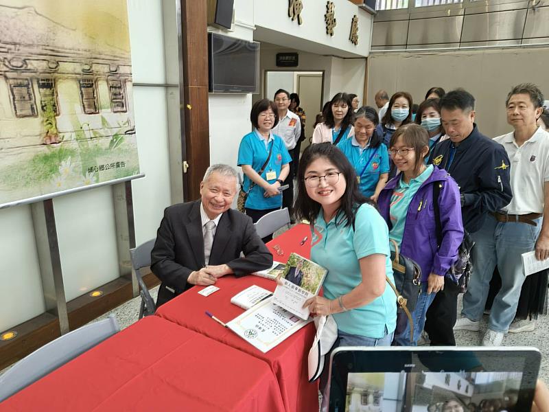 林昭庚院士新書義賣民眾購買簽名踴躍。