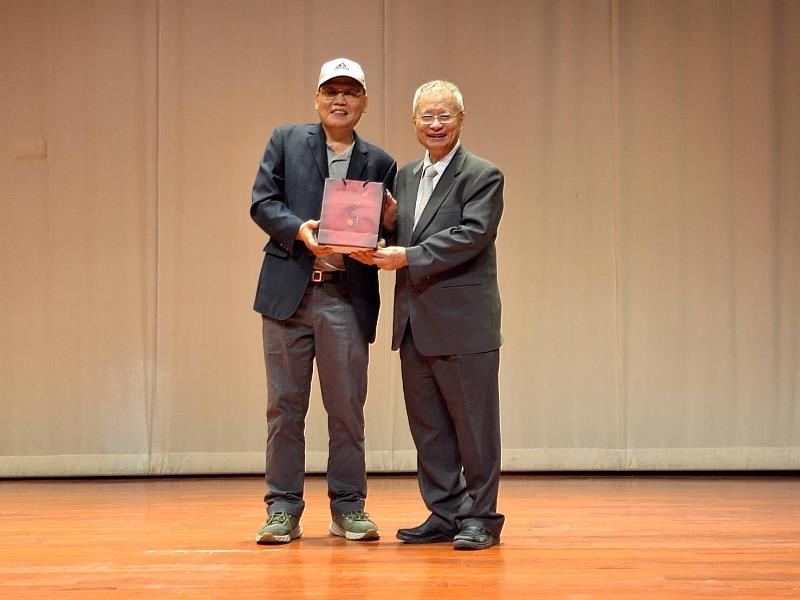 聯合大學電子系校友會陳瑞林會長致贈禮物給林昭庚院士。