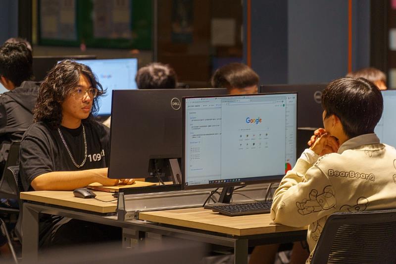 逢甲與戴爾的合作已逾五年,自 2019 年起共同推動智慧電腦教室改造,持續提升學生學習環境與教學品質。