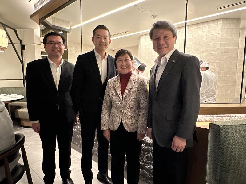 由左至右，西雅圖文教中心主任王偉讚、美西北區鼎泰豐負責人David Yang Wasielewski、徐佳青、駐西雅圖辦事處處長甄國清