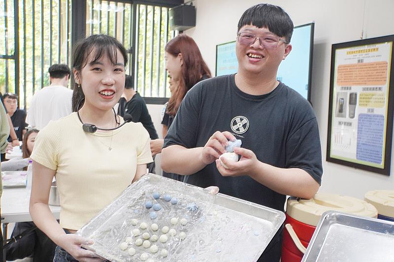大葉大學環境教育志工團帶領大家體驗植物染湯圓