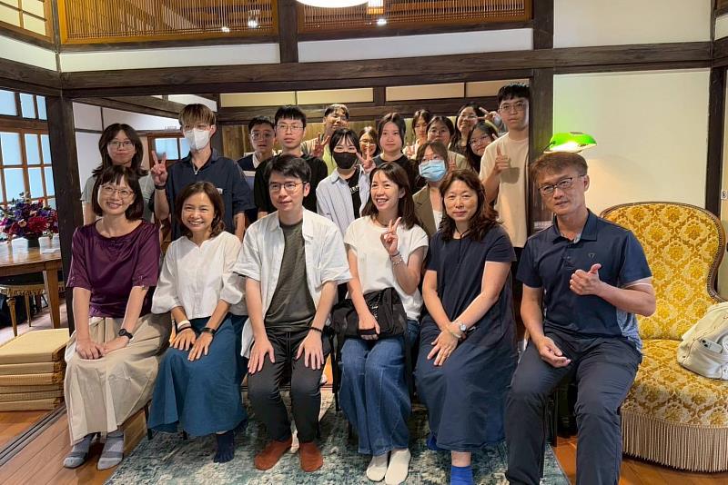 臺南大學國語文學系語文應用組114級同學共同創作的新書《喃喃行過（kiânn—kuè）—生死影跡文學集》在水交社園區敝墟書店舉行新書發表會
