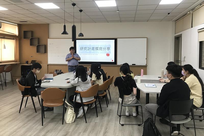 南大學生學術深耕自學社群，邀請高師大張炳煌教授分享研究計畫啟動方式