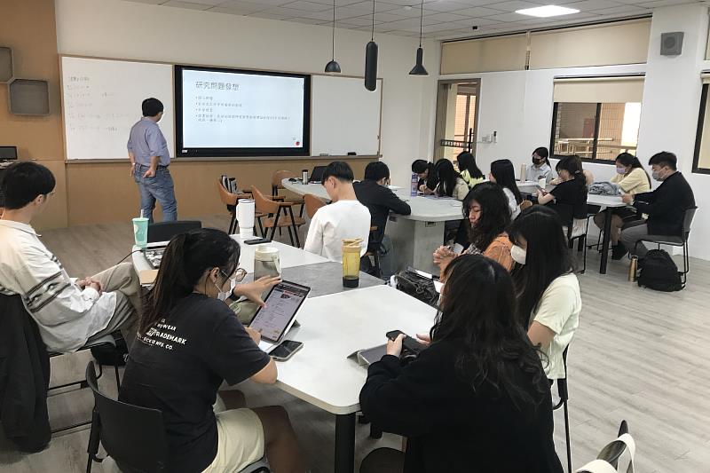 南大教學與學習發展中心表示，透過學術深耕共學社群，期盼培養學生的研究素養，激發對學術的興趣與自信