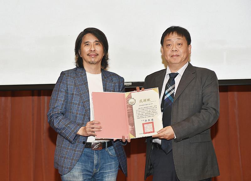 文大王子奇校長致贈感謝狀予葉次長。