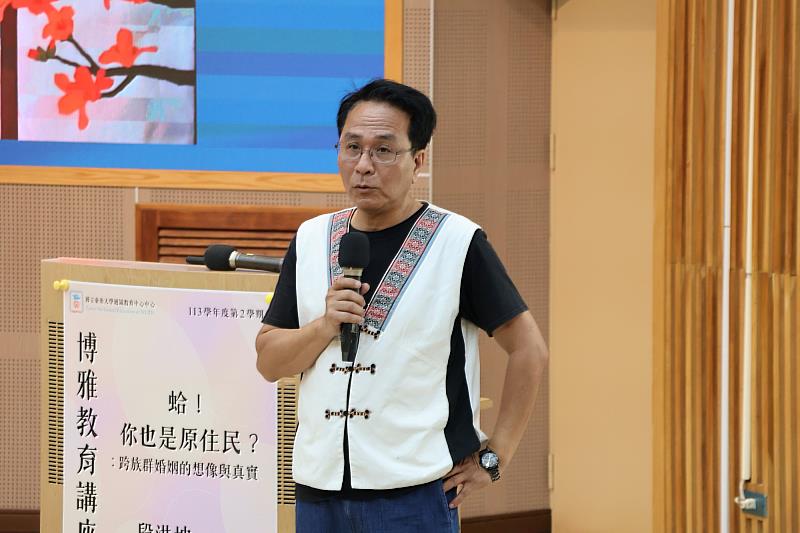 段理事長向南大師生介紹西拉雅族特有的社會結構與婚姻制度
