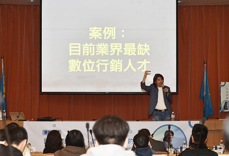 葉次長說，企業越來越重視個人能力，而不再僅看重學歷或科系背景，鼓勵年輕人不要被自己的科系所侷限，要保持好奇心、勇於嘗試，並善用政府提供的資源，勇敢走向世界，為自己的未來創造無限可能。