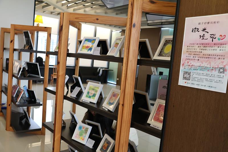 伊甸所承接的桃園市第二區早療發展服務中心，也將展出27件由早期療育家庭親子共創的粉彩畫作。