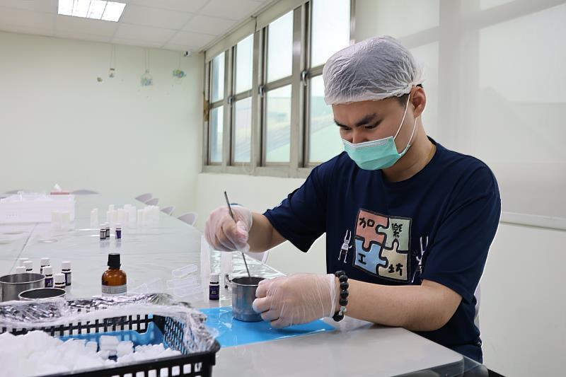患有中度自閉症的阿辰,在伊甸教保老師的陪伴下,一步步的學會製作手工肥皂的技巧。