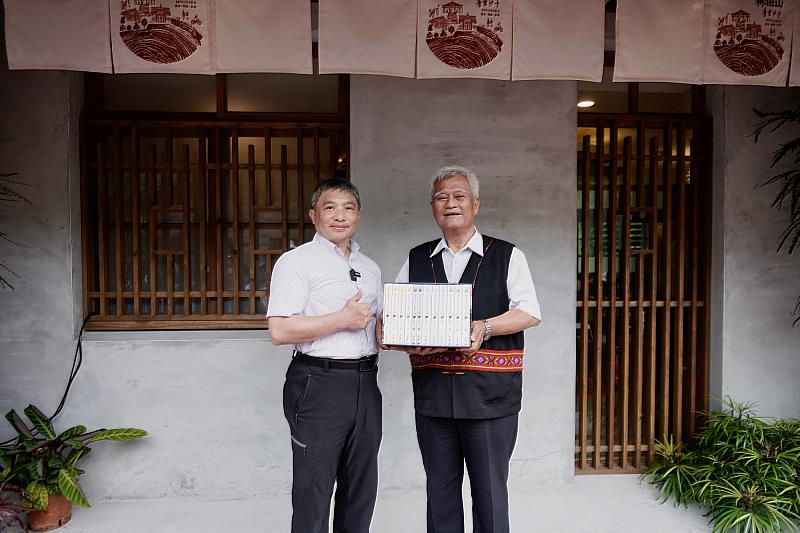 孫大川老師(右邊)特別致贈新出版的《台灣原住民族文學選集》全套12冊