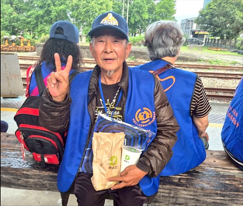 德克士脆皮炸雞台北台大店響應公益,提供50份餐點,讓長輩們吃得開心、暖在心頭_(頂新和德文教基金會提供)
