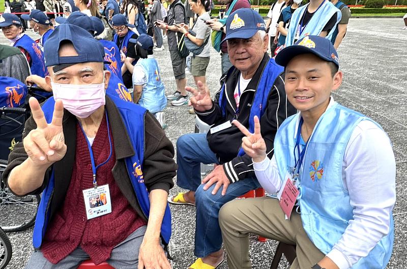 頂新和德文教基金會同仁與志工化身一日孫子一路陪伴。(頂新和德文教基金會提供)