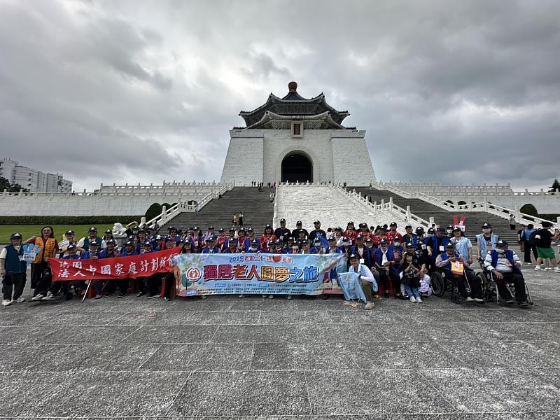 第14屆花蓮老家協會圓夢之旅帶著40位來自花蓮各鄉鎮長輩同遊台北。(圖：頂新和德文教基金會提供)