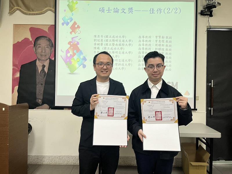 元智資工系徐逸懷教授（左）指導碩士生王育倫，勇奪資訊學會碩士最佳論文獎佳作，為私校唯一獲獎者